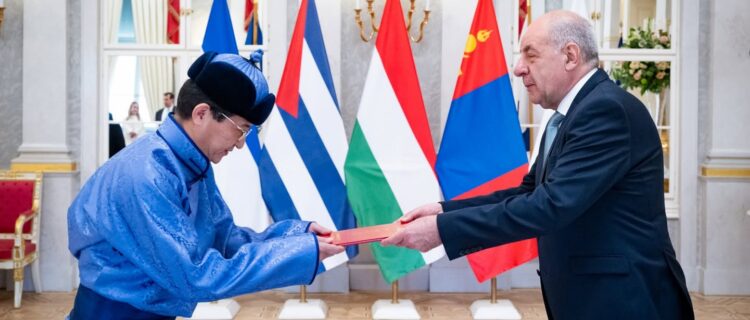 Унгар Улсын Ерөнхийлөгч Томаш Шуйокт Итгэмжлэх жуух бичгээ барив