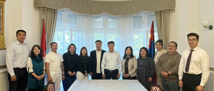 МОНГОЛ УЛСААС УНГАР УЛСАД СУУГАА ЭЛЧИН САЙД Н.ЭНХТАЙВАН ТУС УЛСАД ҮЙЛ АЖИЛЛАГАА ЯВУУЛЖ БУЙ МОНГОЛ АЖ АХУЙ НЭГЖҮҮДИЙН ТӨЛӨӨЛЛИЙГ АВЧ УУЛЗАВ.